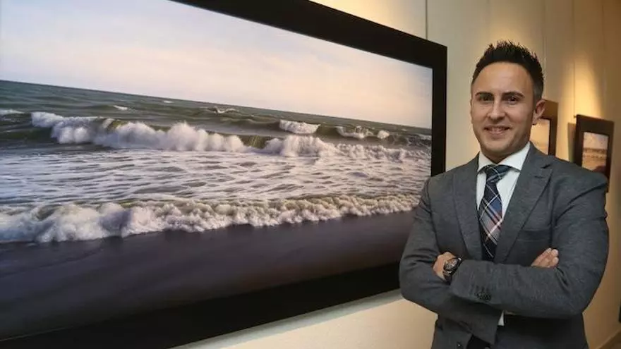 José Carlos Robles de la Cruz con cuadro de marina